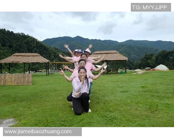 家庭足球玩具带来的快乐时光让孩子们在游戏中锻炼身体培养团队精神