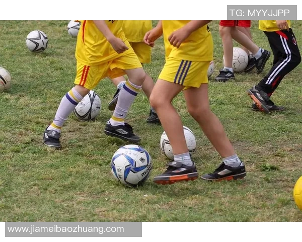 在足球课上收获的不仅是技巧还有团队合作与友谊的珍贵体验